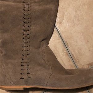 Moccasin boot size 8 light grey